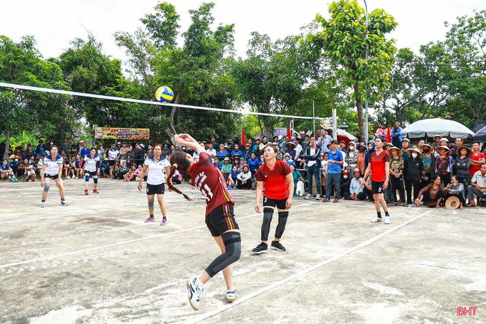 3 đội nhất 3 bảng và 1 đội xếp thứ 2 có thành tích tốt nhất sẽ giành quyền vào chơi trận bán kết, chung kết. Ngay sau lễ khai mạc, các đội đã thi đấu, cống hiến cho người xem những pha bóng hấp dẫn.