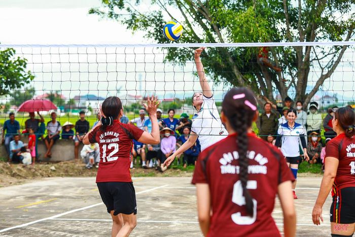 Giải bóng chuyền nữ thu hút 11 đội đến từ 11 thôn trên địa bàn xã tham gia tranh tài. Các đội được chia làm 3 bảng, thi đấu vòng tròn tính điểm.