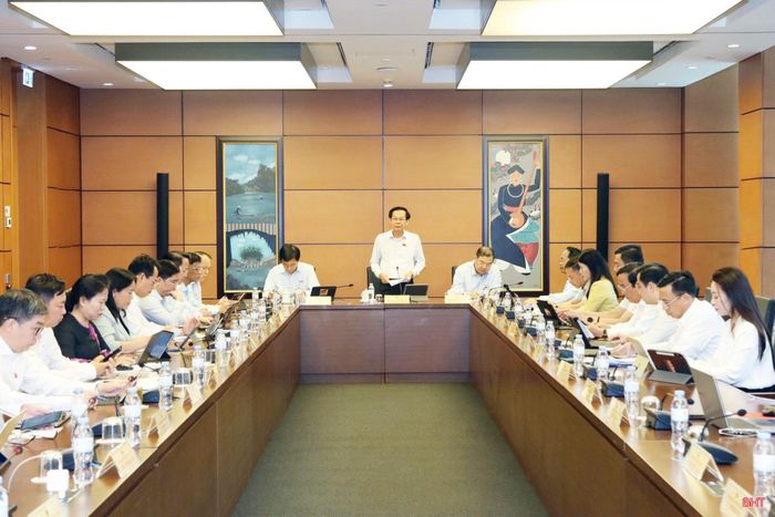 Toàn cảnh phiên thảo luận tổ sáng 4/8.