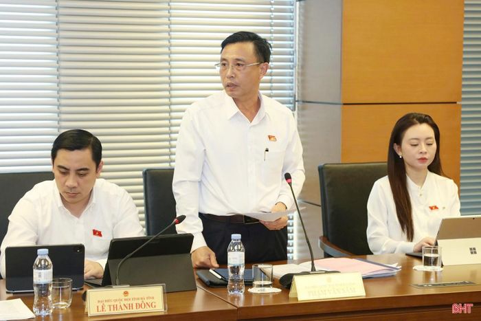 Đại tá Phạm Văn Sâm - Chính ủy Bộ Chỉ huy Quân sự tỉnh Hà Tĩnh (Đoàn ĐBQH tỉnh Hà Tĩnh) đóng góp ý kiến thảo luận.