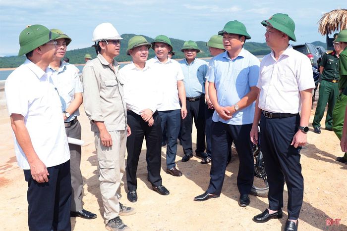 Chủ tịch UBND tỉnh Phan Thiên Định và Phó Chủ tịch UBND tỉnh Hồ Huy Thành nghe báo cáo tiến độ triển khai dự án tăng cường khả năng thoát lũ hạ du hồ Kẻ Gỗ, tại chuyến kiểm tra công tác đảm bảo an toàn hồ, đập trước mùa mưa lũ ngày 23/7 vừa qua.