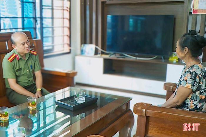  Sau sự việc, đại diện Công an phường Hà Huy Tập đã đến nhà tuyên truyền thêm về các thủ đoạn lừa đảo trên không gian mạng cho bà N.T.M. 