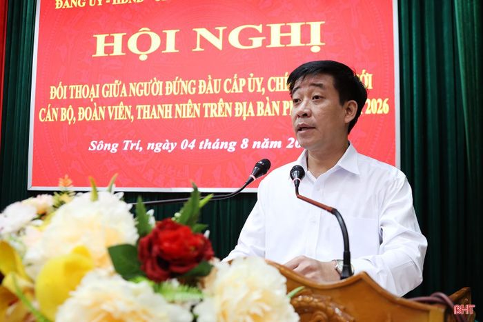 Ông Nguyễn Anh Ngọc - Phó Bí thư Thường trực Đảng ủy phường Sông Trí tiếp thu và giải đáp các kiến nghị của cán bộ, đoàn viên thanh niên.