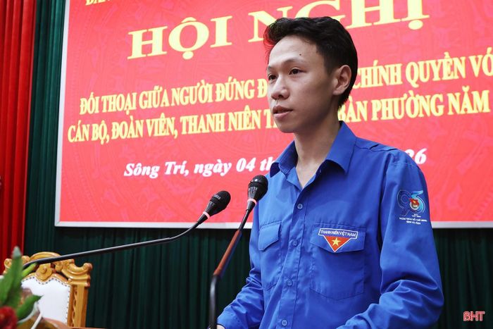 Anh Kiều Công Long - Bí thư Đoàn phường Sông Trí báo cáo một số hoạt động nổi bật của tổ chức đoàn.