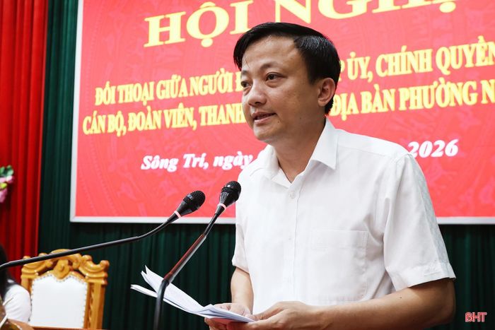 Ông Phan Văn Quang - Chủ tịch UBND phường Sông Trí đặt vấn đề tại hội nghị đối thoại.