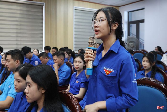 Phó Bí thư Đoàn trường THPT Kỳ Anh Nguyễn Hoàng Mai kiến nghị các giải pháp nâng cao nhận thức, kỹ năng nhận diện, sàng lọc thông tin, phòng tránh lừa đảo trên không gian mạng cho đoàn viên, thanh niên và Nhân dân.