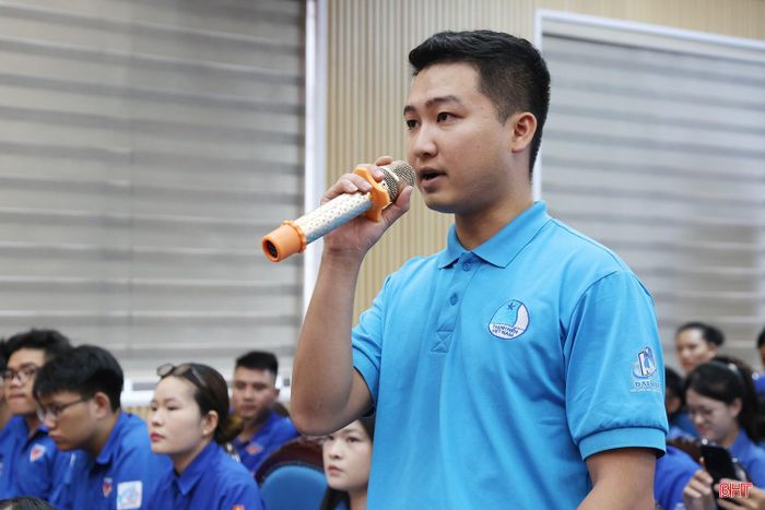 Bí thư Chi đoàn TDP Kỳ Trinh Trương Nguyễn Thế Anh kiến nghị các giải pháp tăng cường kết nối cung - cầu lao động, hỗ trợ đoàn viên, thanh niên và người dân, nhất là lao động có tay nghề, tiếp cận cơ hội việc làm phù hợp tại Khu kinh tế Vũng Áng.