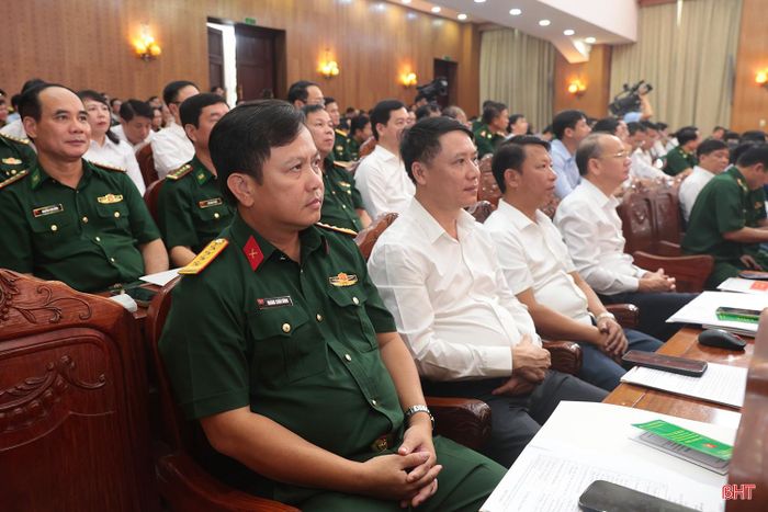 Đại tá Hoàng Xuân Đông – Ủy viên BTV Tỉnh ủy, Chỉ huy trưởng Bộ CHQS tỉnh cùng các đại biểu của tỉnh tham dự hội nghị.