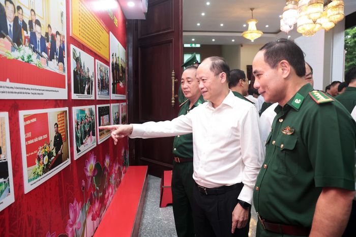 Đồng chí Nguyễn Hồng Lĩnh – Phó Bí thư Thường trực Tỉnh ủy, Chủ tịch HĐND tỉnh và đại biểu tham quan khu vực trưng bày hoạt động của lực lượng BĐBP.
