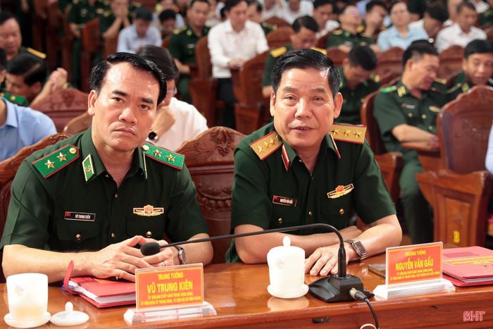 Thượng tướng Nguyễn Văn Gấu - Ủy viên Trung ương Đảng, Thứ trưởng Bộ Quốc phòng; Trung tướng Vũ Trung Kiên - Ủy viên Trung ương Đảng, Ủy viên Quân ủy Trung ương, Tư lệnh Bộ đội Biên phòng tham dự hội nghị.