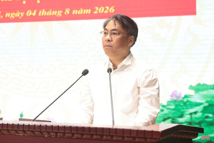 Đại diện Tỉnh ủy Cao Bằng tham luận tại hội nghị.