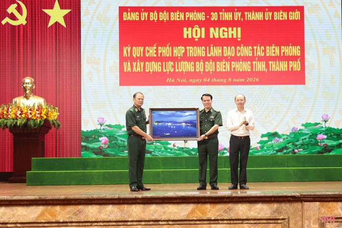 Thay mặt lãnh đạo tỉnh Hà Tĩnh, đồng chí Nguyễn Hồng Lĩnh – Phó Bí thư Thường trực Tỉnh ủy, Chủ tịch HĐND tỉnh tặng quà lưu niệm cho Đảng ủy BĐBP.