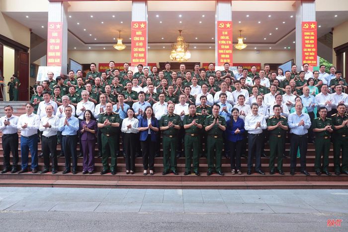 Các đại biểu chụp ảnh lưu niệm.