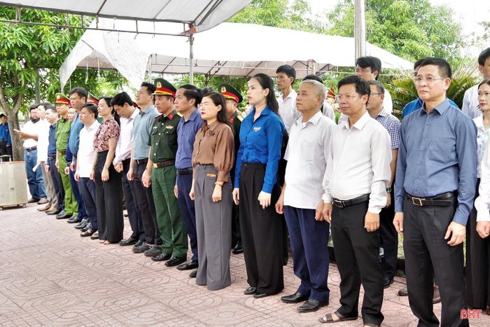 Đồng chí Nguyễn Thị Nguyệt - Phó Chủ tịch UBND tỉnh, Trưởng ban Chỉ đạo 515 tỉnh cùng các đại biểu dâng hương tưởng niệm các anh hùng liệt sỹ.