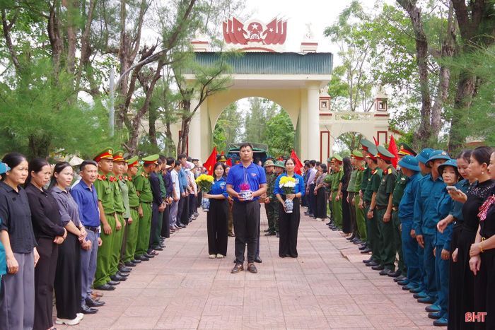 Đông đảo người dân dự lễ truy điệu tại Nghĩa trang Liệt sỹ xã Can Lộc.