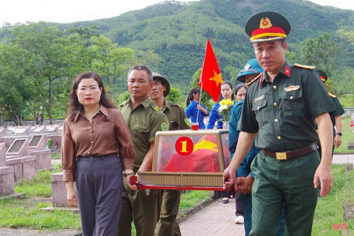 Đồng chí Nguyễn Thị Nguyệt và đại biểu di chuyển hài cốt liệt sỹ an táng tại Nghĩa trang Liệt sỹ xã Can Lộc.