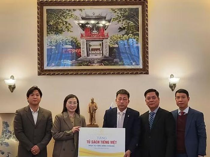 Nhà xuất bản Giáo dục Việt Nam tặng Tủ sách tiếng Việt phục vụ cộng đồng người Việt Nam tại Liên bang Nga. (Nguồn: NXB)