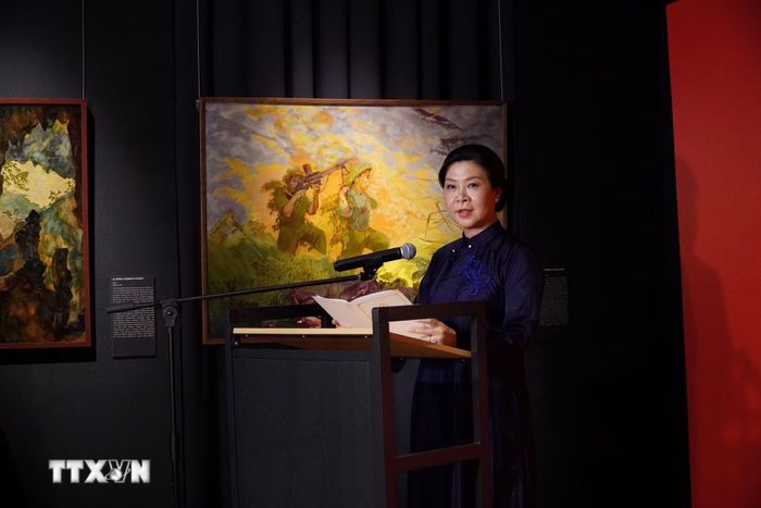 Phu nhân Ngô Phương Ly giới thiệu về nghệ thuật sơn mài cổ với khán giả yêu nghệ thuật Nga. (Ảnh: Tâm Hằng/TTXVN)