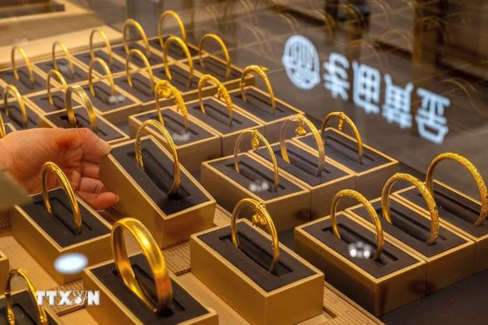 Trang sức vàng được bày bán tại cửa hàng ở tỉnh Chiết Giang, Trung Quốc. (Ảnh: THX/TTXVN phát)