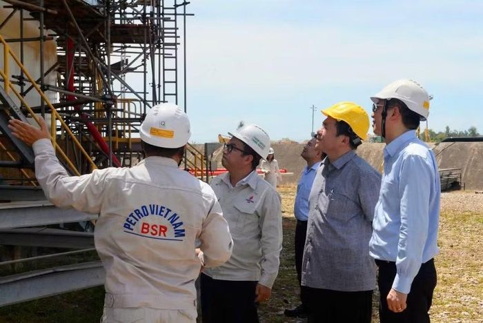 Lãnh đạo Bộ Công Thương làm việc với các nhà máy sản xuất ethanol (E100) tại miền Trung. (Ảnh: BCT)