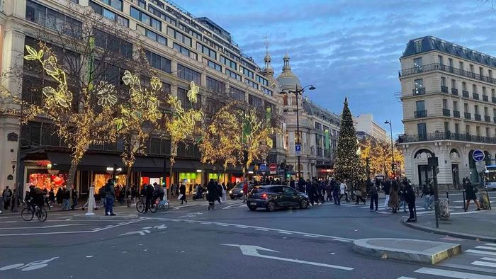 Không khí Giáng sinh rực rỡ sắc màu tại một khu phố trung tâm ở thủ đô Paris. (Ảnh: Khánh Toàn/ TTXVN phát)