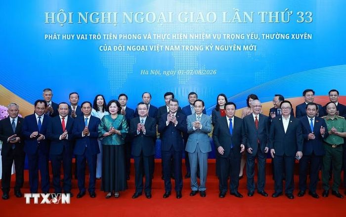 Thủ tướng Lê Minh Hưng với các đại biểu dự Phiên toàn thể Hội nghị Ngoại giao lần thứ 33. (Ảnh: Dương Giang/TTXVN)