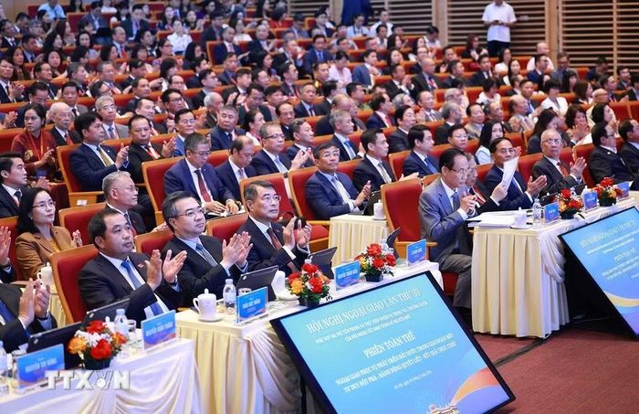 Thủ tướng Lê Minh Hưng dự Phiên toàn thể Hội nghị Ngoại giao lần thứ 33. (Ảnh: Dương Giang/TTXVN)