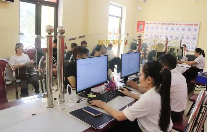 Sau một năm thực hiện mô hình chính quyền địa phương hai cấp, xã Việt Hồng tiếp nhận 5.484 hồ sơ, trong đó có 5.480 hồ sơ giải quyết trước hạn, đạt trên 99,9%. (Ảnh: Đinh Thùy/TTXVN)