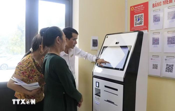 Việc đưa Robot AI vào hoạt động tại Trung tâm Phục vụ Hành chính công xã Việt Hồng đã giúp người dân không còn cảnh đứng quanh bàn cán bộ để hỏi về thủ tục và không còn phải chờ đợi lâu. (Ảnh: Đinh Thùy/TTXVN)
