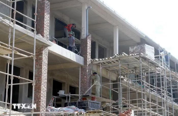 Để đảm bảo tiến độ, đơn vị thi công đã chủ động phương án tăng ca, tăng số lượng công nhân để hoàn thiện các hạng mục, bàn giao công trình đúng hẹn. (Ảnh: Văn Tý/TTXVN)