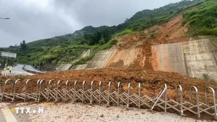 Sạt lở tại khu vực Trạm thu phí BOT trên Quốc lộ 4D, đất đá từ taluy dương tràn xuống gây ảnh hưởng lớn đến giao thông. (Ảnh: TTXVN phát)