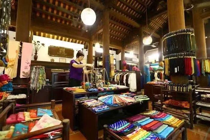 Một cửa hàng tại làng Vạn Phúc. (Ảnh: Minh Quyết/TTXVN)