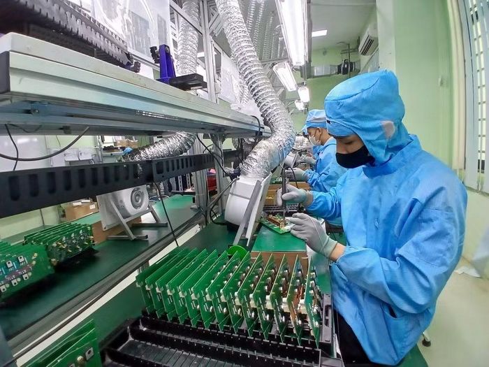 Lắp ráp các sản phẩm điện tử tại Nhà máy Trung Nam EMS, Khu Công nghệ cao Đà Nẵng. (Ảnh: Mỹ Hà/TTXVN)