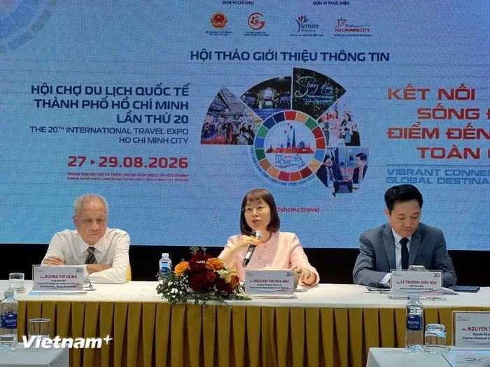  Ban tổ chức hội chợ trao đổi với báo giới trong cuộc họp báo tại Hà Nội hồi tháng 4/2026. (Ảnh: Xuân Mai/Vietnam+) 