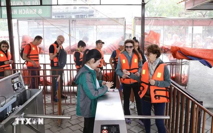 Du khách quốc tế tham quan Khu du lịch Tam Cốc-Bích Động, Ninh Bình. (Ảnh: Đức Phương/TTXVN)