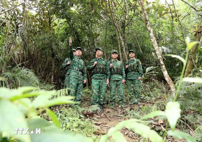 Bộ đội biên phòng Đồn biên phòng Cửa khẩu quốc tế Nậm Cắn tổ chức tuần tra. (Ảnh: Văn Tý/TTXVN)