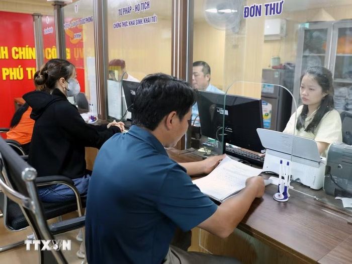 Người dân đến làm thủ tục pháp lý tại Trung tâm Phục vụ hành chính công xã Minh Đài (Phú Thọ). (Ảnh: Tạ Toàn/TTXVN)