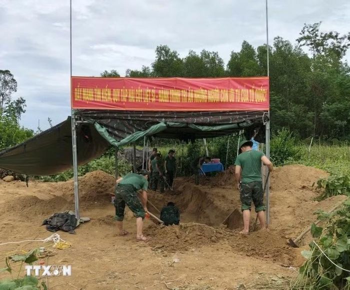 Bộ Chỉ huy Quân sự thành phố Đà Nẵng tiến hành tìm kiếm khu vực được xác định có hài cốt liệt sỹ tại thôn Ngọc Kinh, xã Hà Nha. (Ảnh: TTXVN phát)