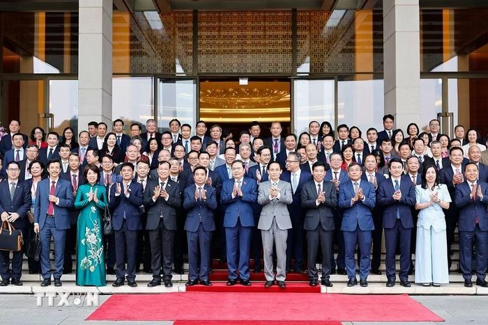 Chủ tịch Quốc hội Trần Thanh Mẫn với lãnh đạo Bộ Ngoại giao, các đại sứ, trưởng cơ quan đại diện ngoại giao Việt Nam ở nước ngoài. (Ảnh: Doãn Tấn/TTXVN)
