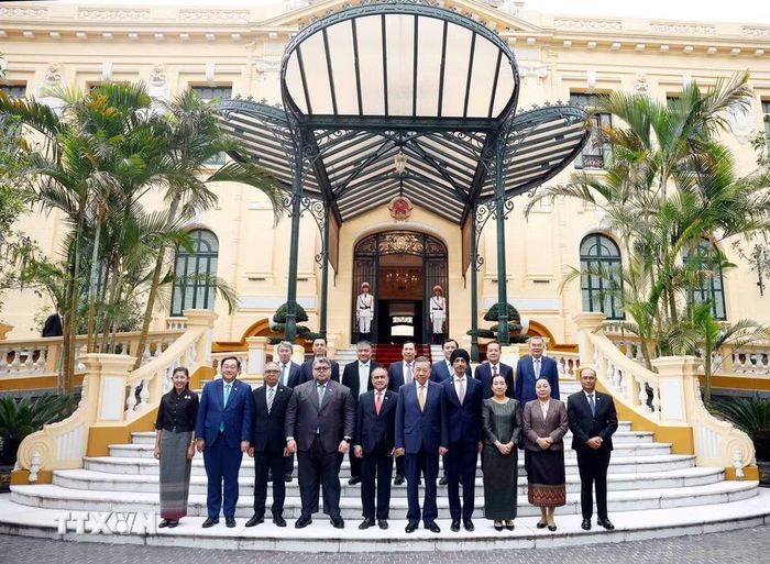 Tổng Bí thư, Chủ tịch nước Tô Lâm và các Đại sứ, Đại biện các nước ASEAN tại Hà Nội. (Ảnh: Thống Nhất/TTXVN)