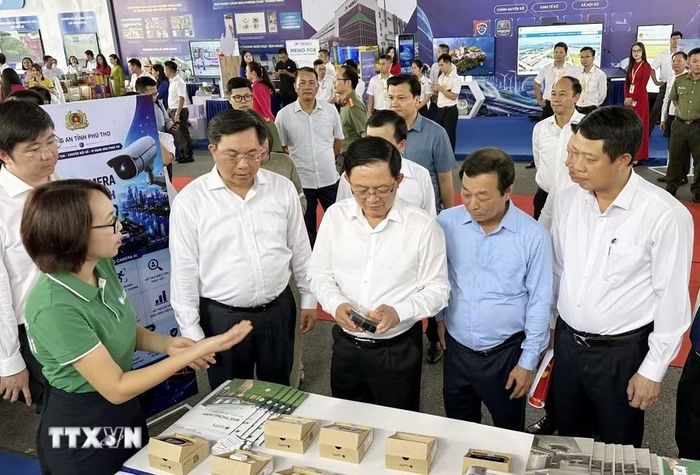 Phó Thủ tướng Chính phủ Hồ Quốc Dũng cùng các đại biểu tham quan các gian trưng bày khoa học, công nghiệp chuyển đổi số bên lề hội nghị. (Ảnh: Tạ Toàn/TTXVN)