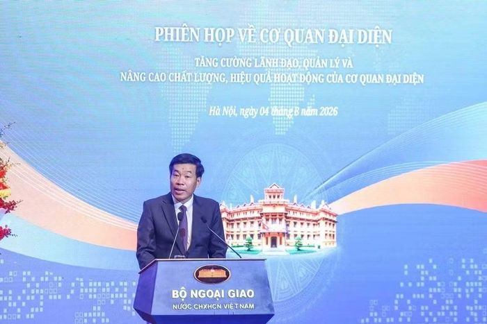 Ủy viên Trung ương Đảng, Phó Bí thư Thường trực Đảng ủy Bộ, Thứ trưởng Bộ Ngoại giao Nguyễn Mạnh Cường phát biểu dẫn đề tại phiên họp. (Ảnh: Anh Tuấn)