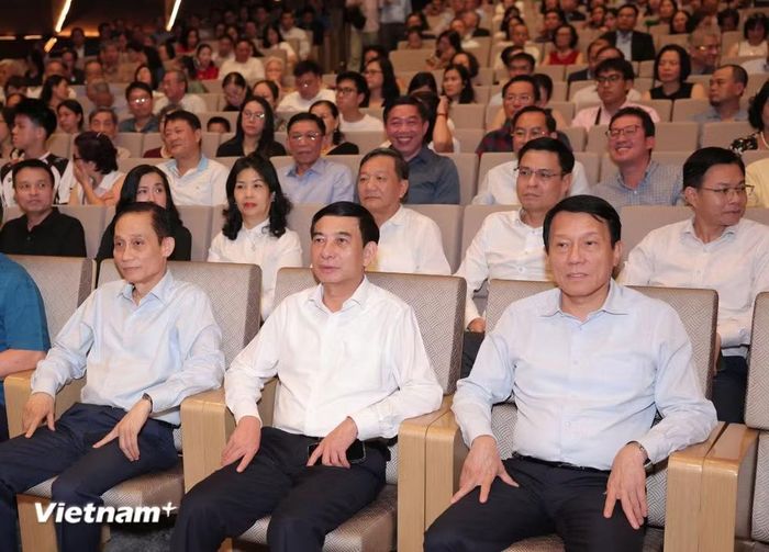 (Từ trái sang) Bộ trưởng Bộ Ngoại giao Lê Hoài Trung; Phó Thủ tướng Chính phủ-Bộ trưởng Bộ Quốc phòng Phan Văn Giang, Bộ trưởng Bộ Công an Lương Tam Quang tại chương trình nghệ thuật "Giai điệu Tổ quốc" chào mừng Hội nghị Ngoại giao lần thứ 33. (Ảnh: Mạnh Nguyễn/Vietnam+)