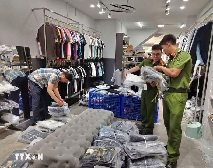 Lực lượng chức năng kiểm tra hàng hóa vi phạm. (Ảnh: TTXVN phát)
