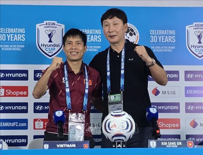 HLV Kim Sang Sik không giấu được sự hài lòng sau màn trình diễn của các học trò Ảnh: Lê Minh Hưởng/Pv TTXVN tại Indonesia