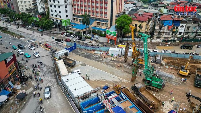Máy đào tường vây thủy lực hoạt động trên công trường ga S3, phục vụ thi công.