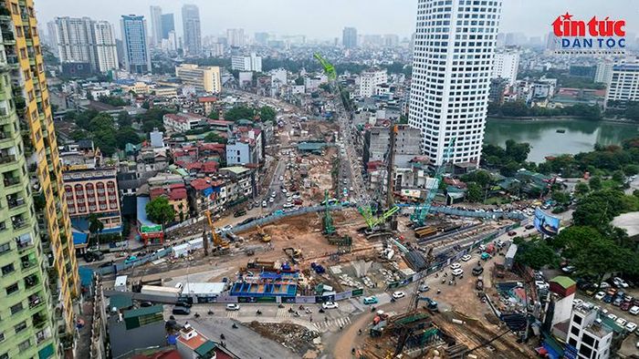 Công trường ga S3 nhìn từ trên cao, nằm giữa khu vực đô thị đông đúc với mật độ phương tiện lưu thông lớn.