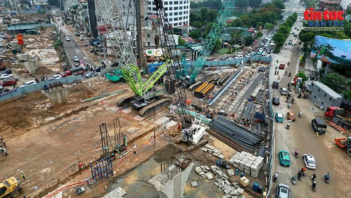 Nhiều thiết bị, cần trục chuyên dụng được huy động phục vụ thi công tường vây và các hạng mục ngầm tại ga S3.