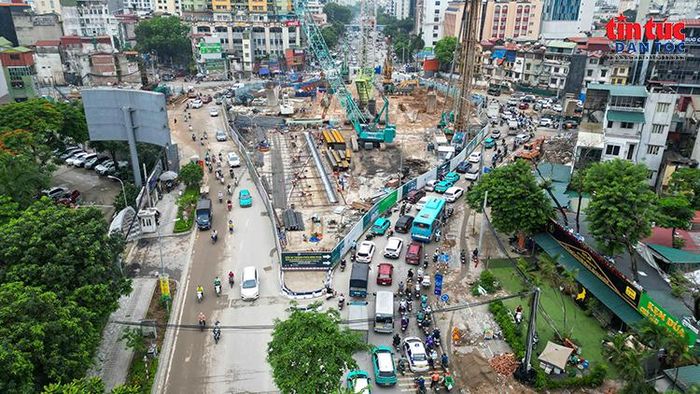 Việc tổ chức thi công ga S3 được triển khai trong phạm vi mặt bằng hẹp, trong khi giao thông vẫn được duy trì xung quanh công trường.