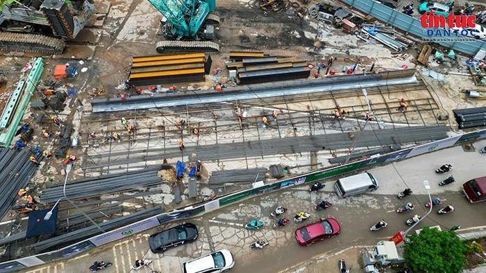 Công nhân gia công, lắp dựng cốt thép tại khu vực thi công.